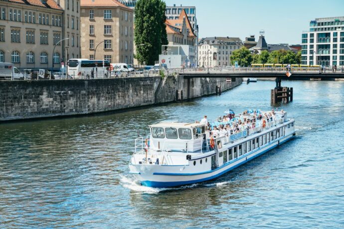 A relaxed Berlin tour boat for families