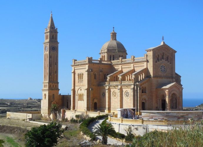 A great tour of Gozo island to do on a boat