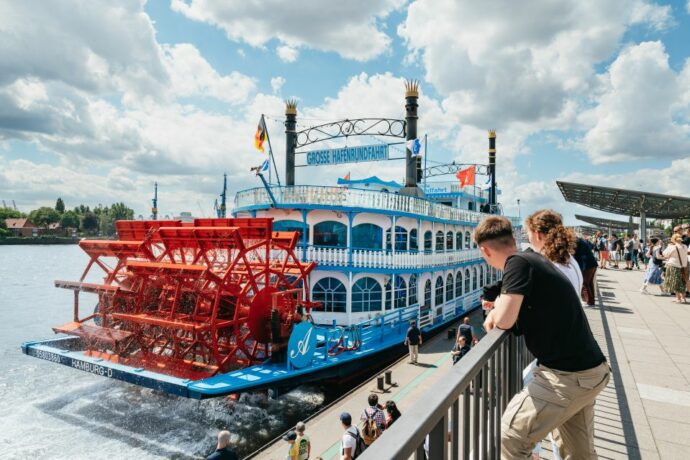 a top cruise to explore the city of Hamburg with the family